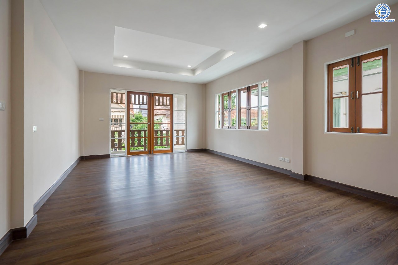 บ้านมือสองตกแต่งใหม่ แบรนด์ Q.House ม.ลัดดารมย์ ปิ่นเกล้า หลังใหญ่ตกแต่งเรียบหรู เนื้อที่ 92.8 ตร.ว. พื้นที่ใช้สอยเยอะถึง 320 ตร.ม. ฟังก์ชันจัดเต็ม 3 ห้องนอน 4 ห้องน้ำ 1 ห้องอเนกประสงค์ 1 ห้องแม่บ้าน จอดรถได้ 4 คัน พร้อม Living Room กว้าง บนทำเลศักยภาพ ใกล้เซ็นทรัลเวสต์เกต, วงเวียนพระราม5, ทางด่วน "กาญจนาภิเษก" และรถไฟฟ้า "สถานีตลาดบางใหญ่"